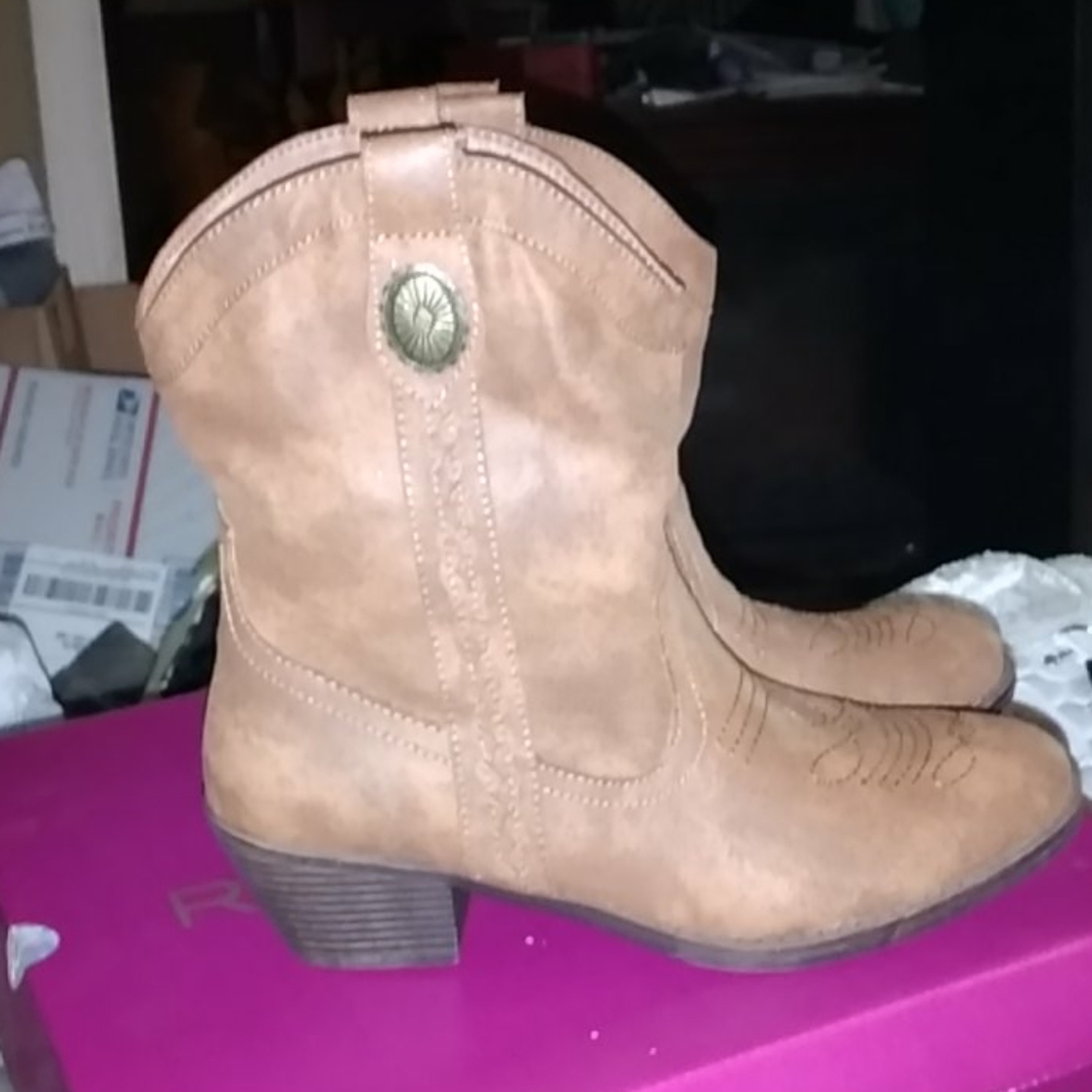 Boots - Picture 2 of 5